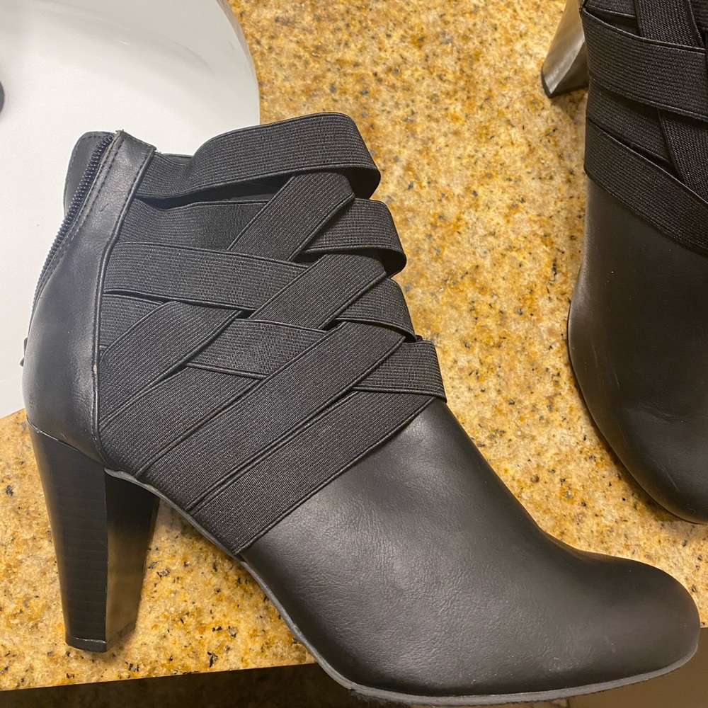 Gently worn black ankle boots cross straps, back zipper. Size 11